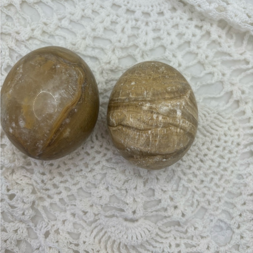 2 polished aragonite eggs - Picture 2 of 10
